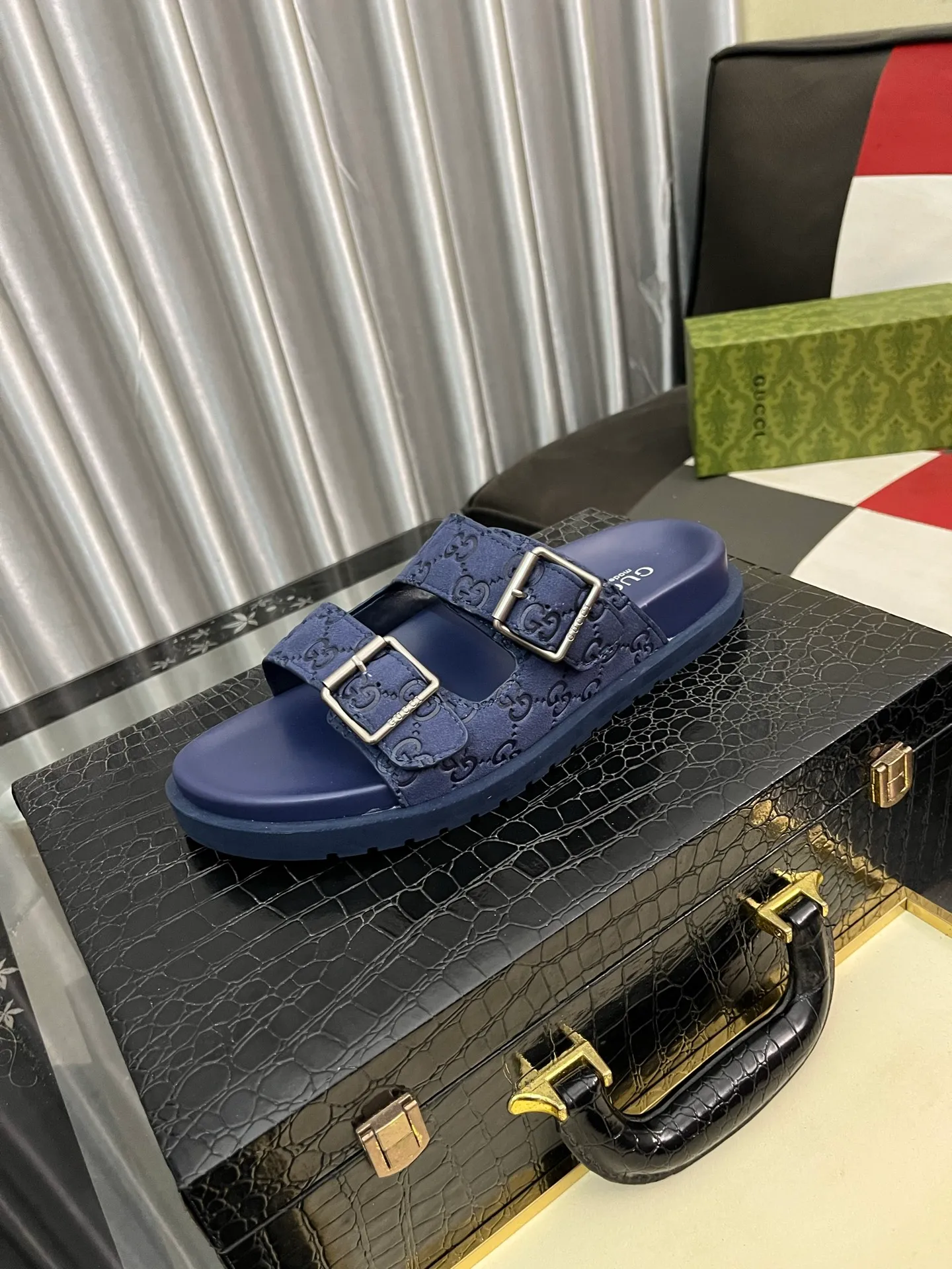 Men's shoes 💰340⌚️⌚️ (gucci-Gucci) New men's slippers, high-end boutique, made of cowhide, with exquisite embossed logo decoration on the upper, fine workmanship, super soft soles, casual, loose and comfortable, a must-have in summer! \nsize：38-44